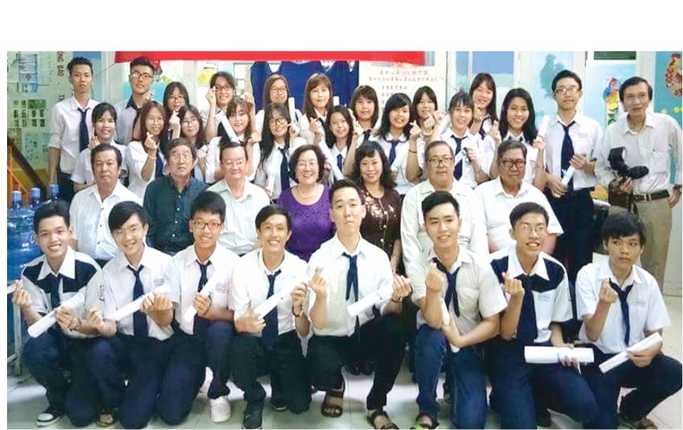 禮文華文中心校委、老師與畢業生合照。