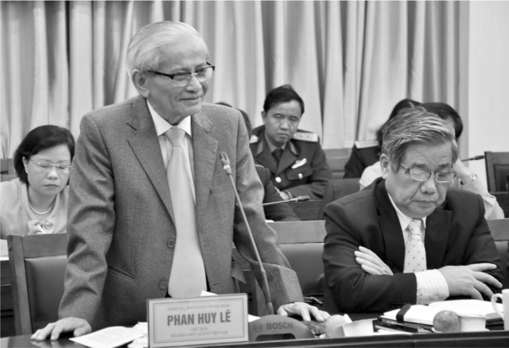 潘輝黎教授、人民教師會上發表意見。