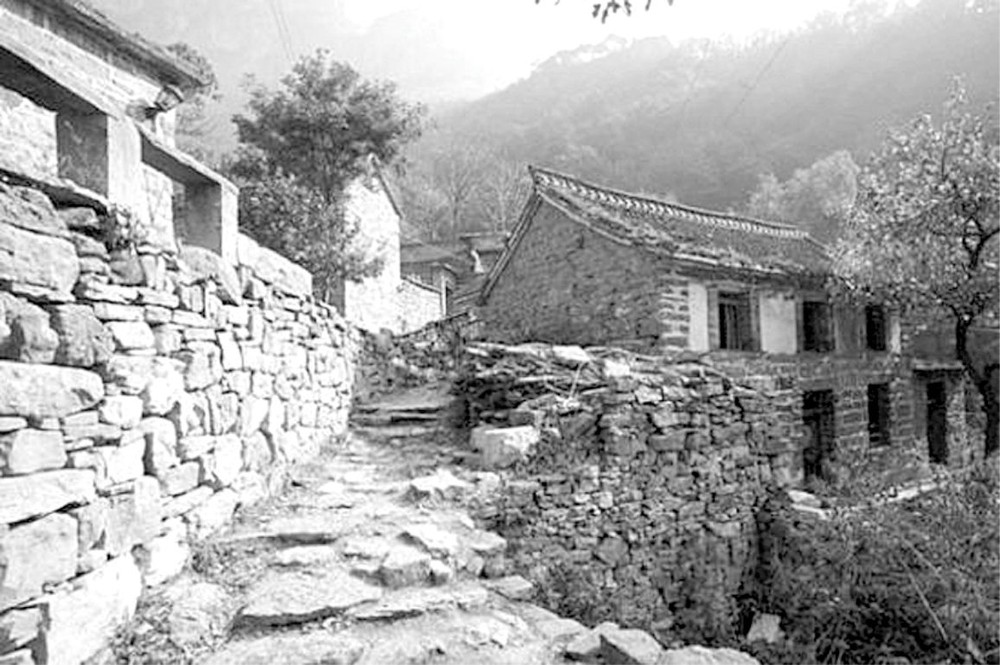 石牆、石屋、石路。