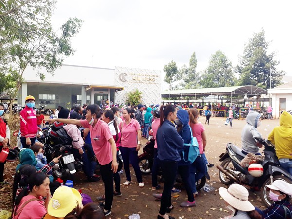 上百工人匯聚于公司門前反對Chan廠長所制定的苛刻規定。