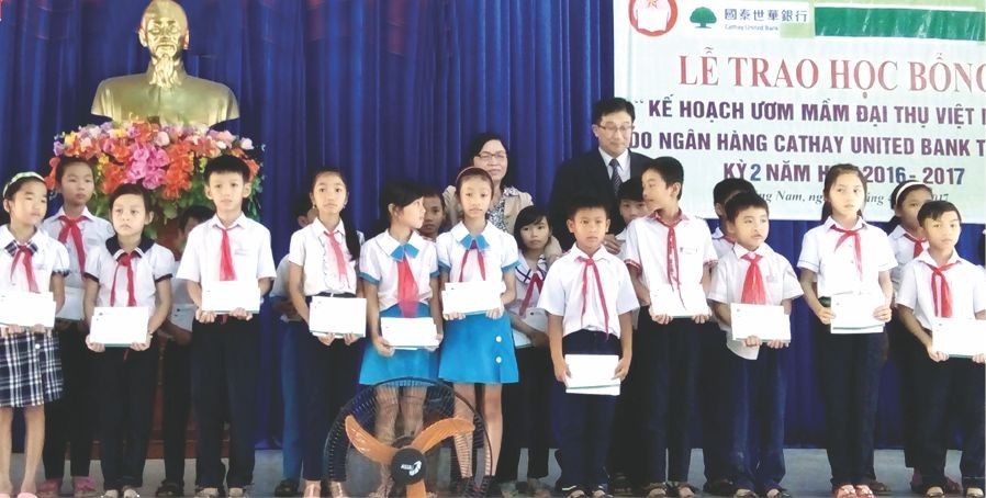 頒贈 1200 份助學金予清貧學子