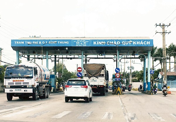 交通收費站林立。