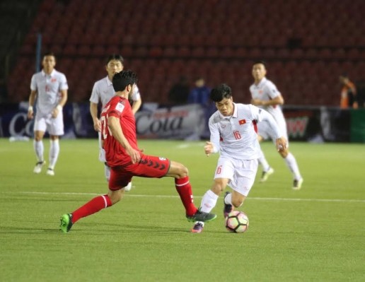 越南男足隊（白衣）位居世界第136 （圖片來源：體育報）