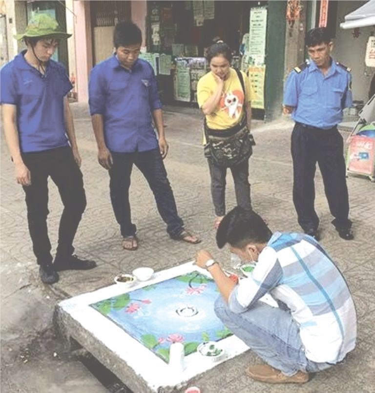 團員在為各個沙井蓋扮靚。