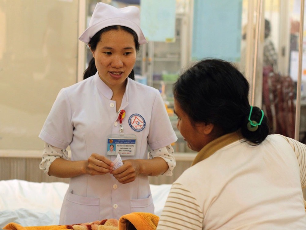 達樂省全科醫院的醫務人員向病人派送餐券。