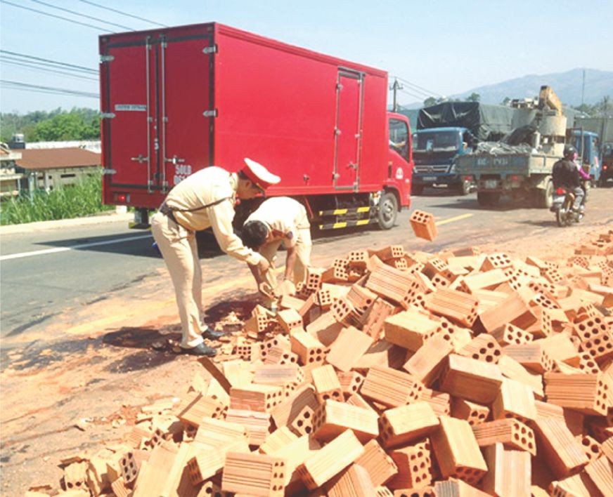 卡車側翻致國道交通擁堵