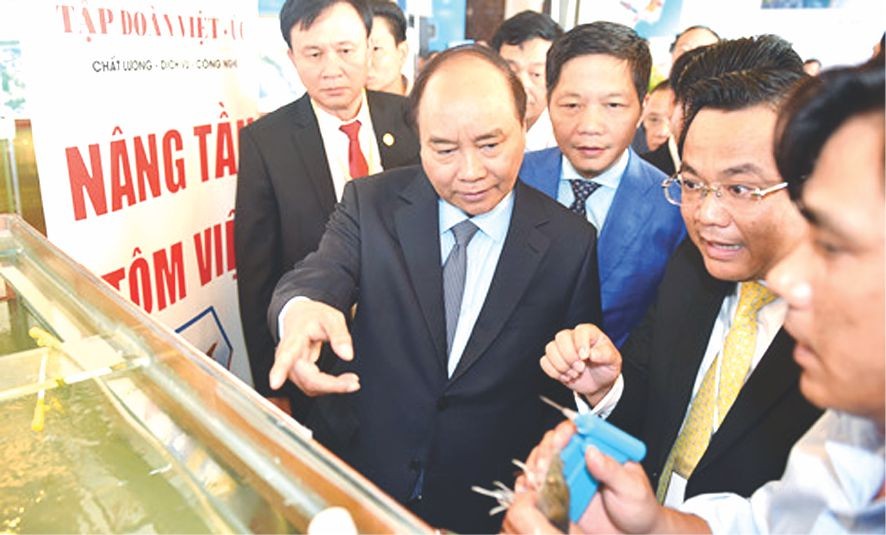 阮春福總理與企業家交談。