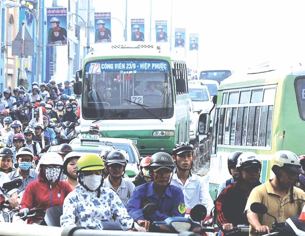 高峰時段各輛巴士被摩托車包圍。