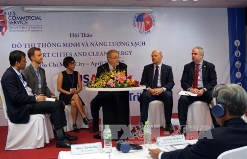 專家們就新加坡智慧城市凈化能源的模式進行討論。（資料圖來源：越通社）