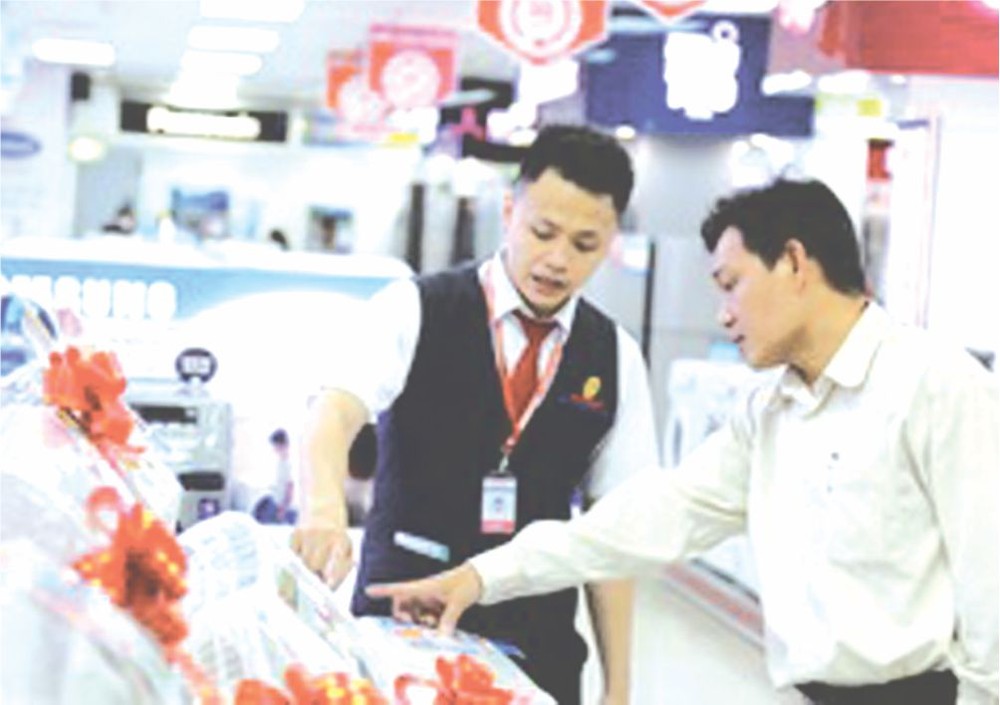 客戶在電器中心選購空調。