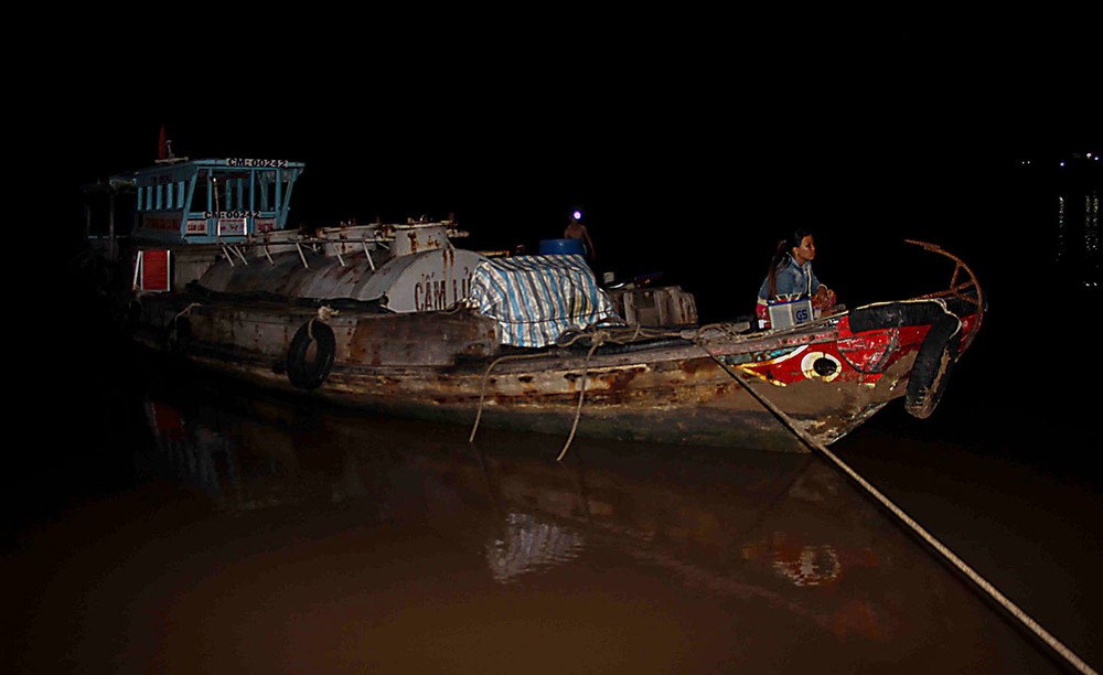 與運沙船碰撞後的編號CM 00242運油船。（圖片來源：互聯網）