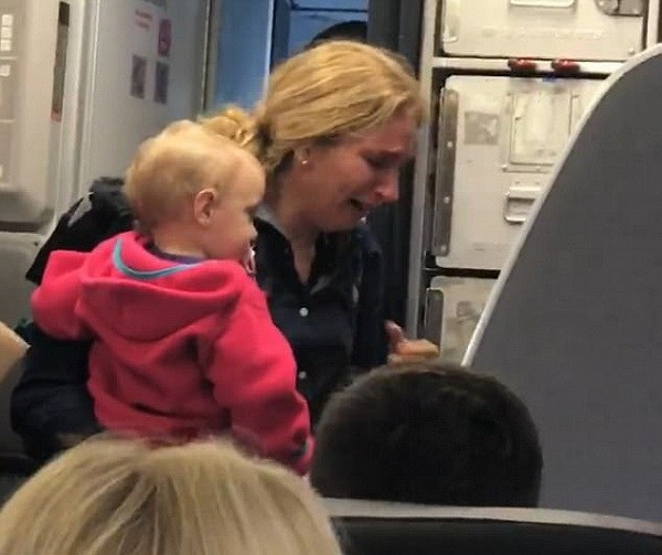 一名乘務員奪過嬰兒車並用嬰兒車擊打哭泣的媽媽。（圖片來源：互聯網）