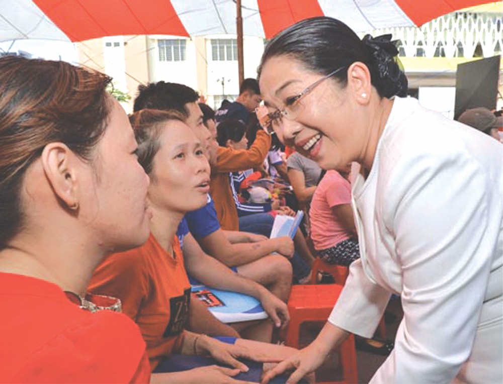 市委副書記武氏蓉在儀式上慰問工人們。