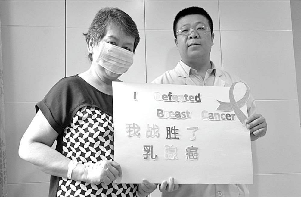 陳瑰蓮與醫院醫生合影。