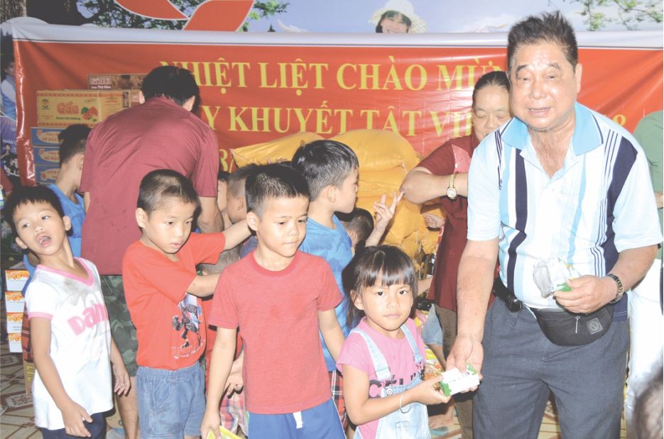 江志華先生給小朋友派乳酪。