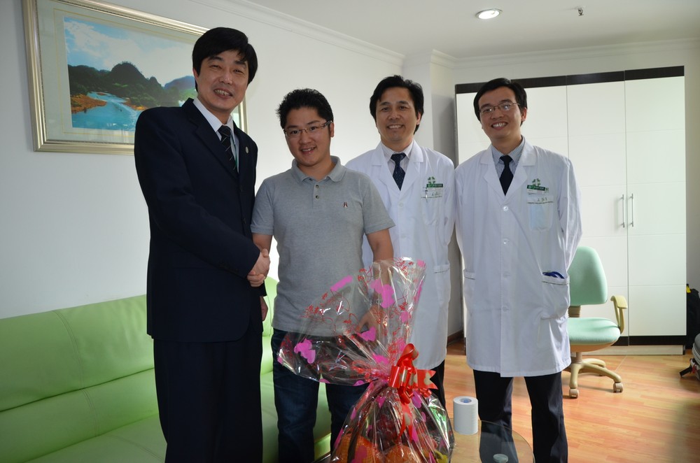 2011年的梁金星（左二），恰逢院領導探望。