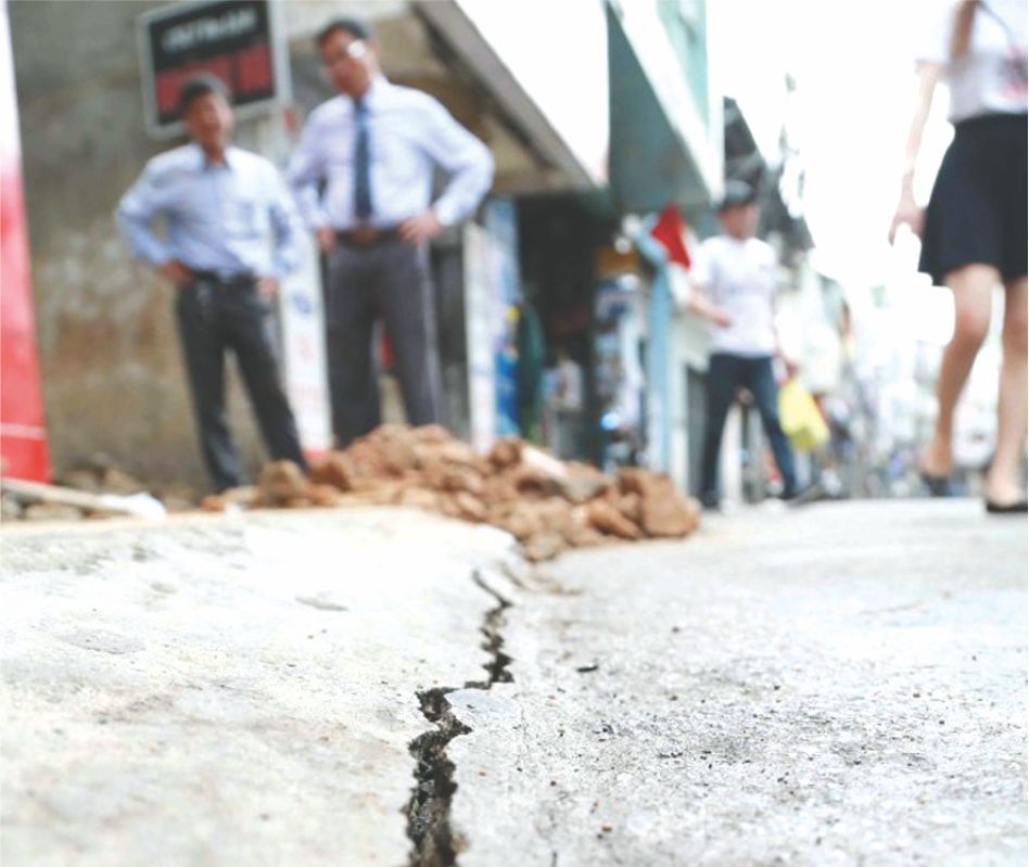 阮文追街上出現一條長裂痕。
