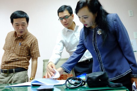 衛生部部長阮氏金進對正在本市活動、具有外國投資因素的部分私人醫療單位展開檢查，並發現若干違規現象。（資料圖：互聯網）