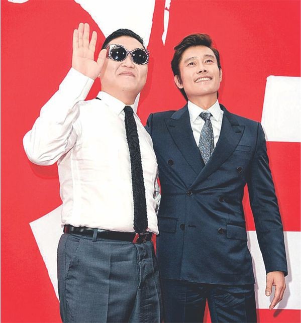 PSY（左）與李秉憲老友鬼鬼，互相支援對方作品。（圖源：互聯網）
