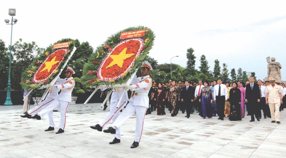 本市領導代表團向各位英雄烈士敬獻鮮花。