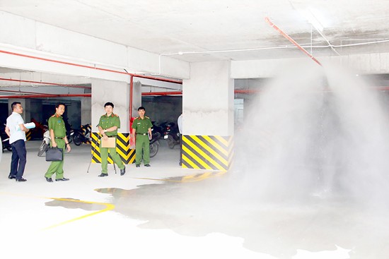 市消防警察檢查第十二郡一棟未經驗收，就讓居民入住的公寓。