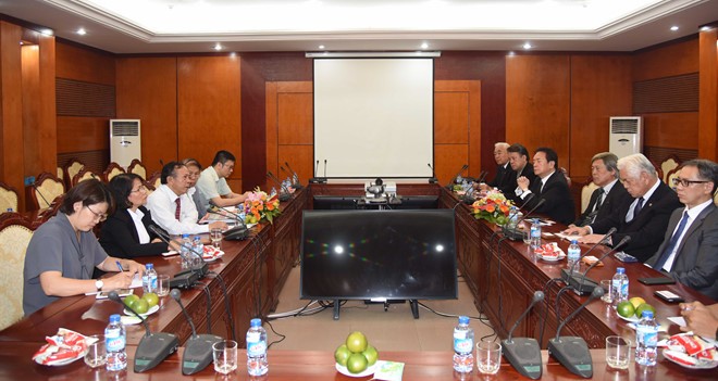 雙方代表交談全景。（圖源：互聯網）