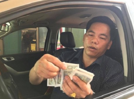 司機們駕駛車子緩慢前行，到睞橋收費站以500元至2000元的零錢購買過路票。（圖源：互聯網）