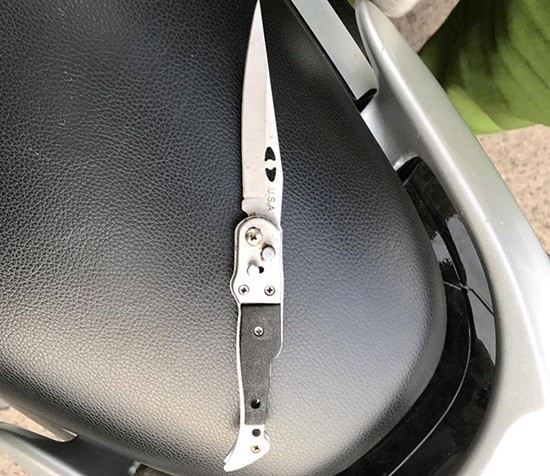 嫌犯陳文鴻持凶器刺傷警察的尖刀。（圖源：互聯網）