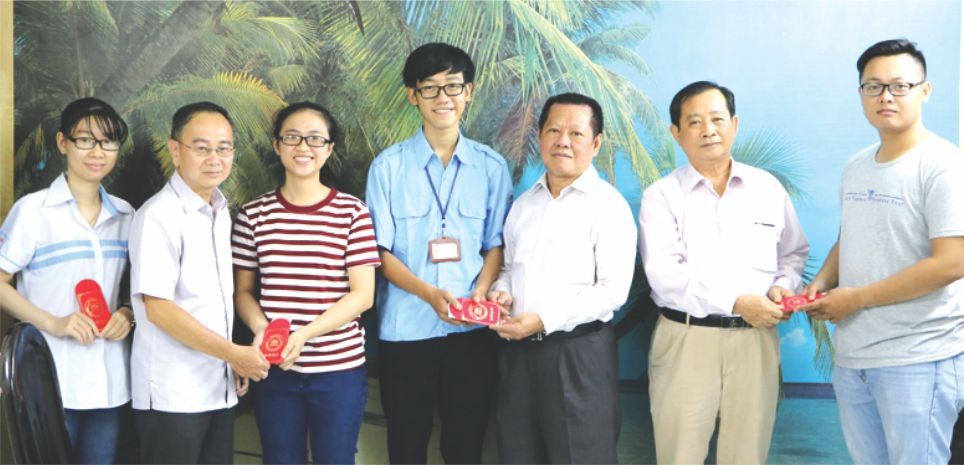 浸石天后宮與本報代表頒發助學金。