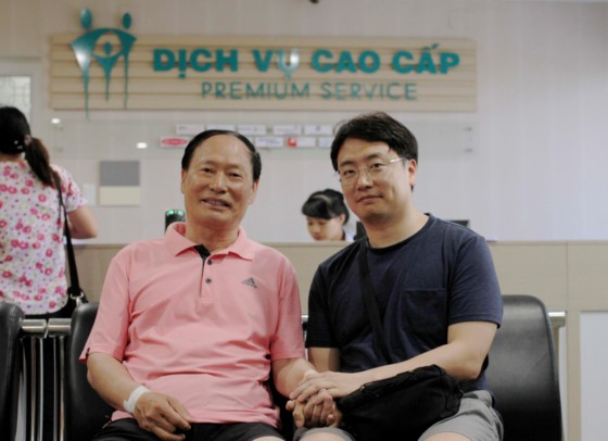 韓國遊客崔H.S（左）康復出院，準備回國。（圖源：Nguyên Khôi）