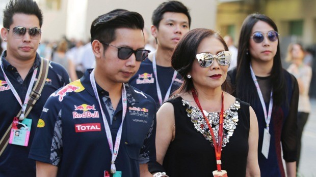 泰國“紅牛”繼承人（左）及其母親。（圖源：互聯網）