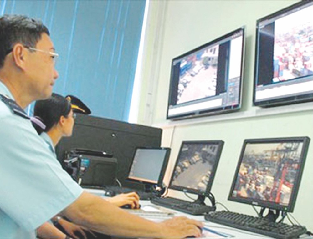 通過監控系統檢查進出口貨品。（資料圖：互聯網）