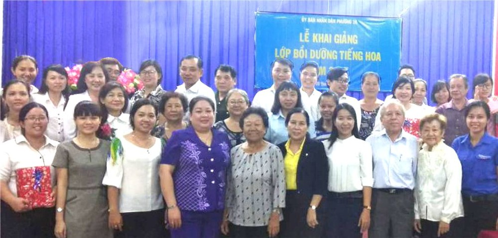 華語免費培訓班師生合影。