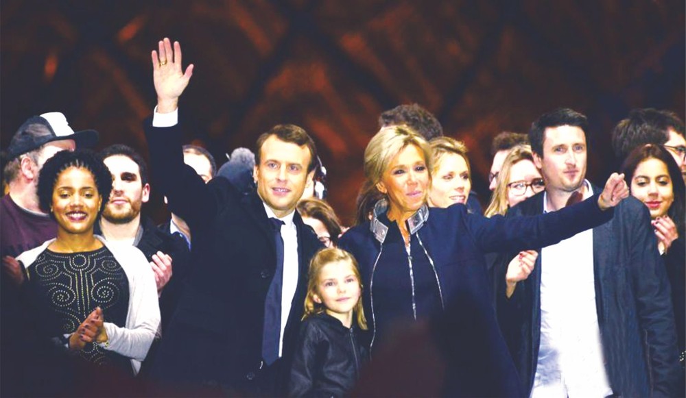 馬克龍（左二）在慶祝勝選集會上向支持者致意。（資料圖來源：互聯網）