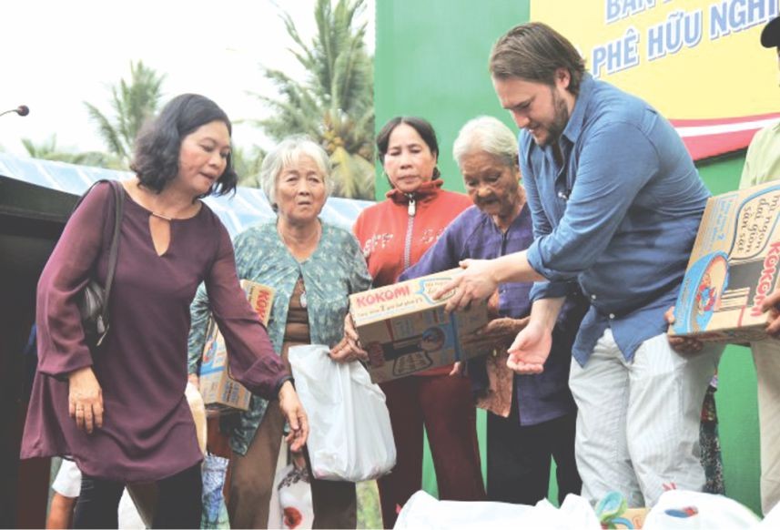 熱心人士給檳椥省貧困者贈送上百份禮物。（圖片來源：茂長）