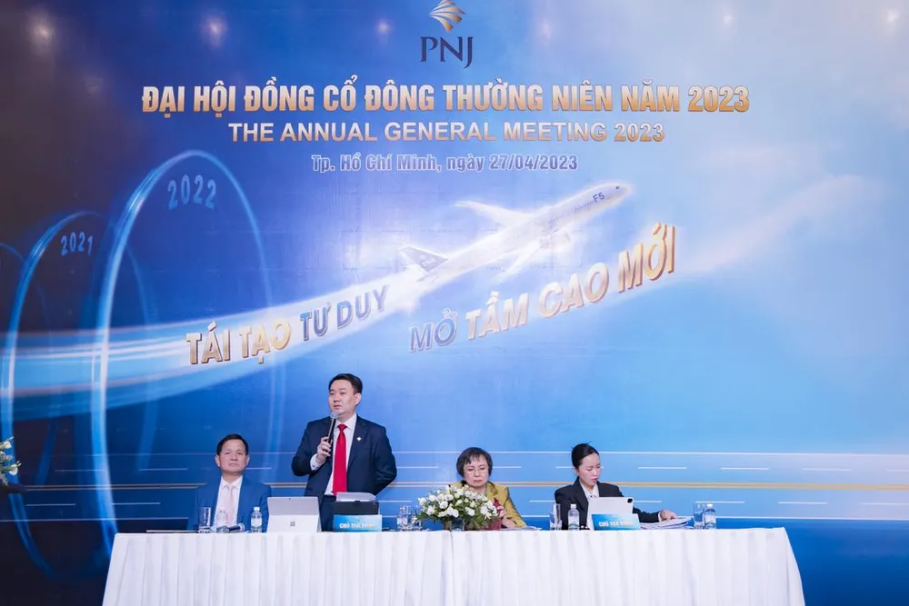Ông Lê Trí Thông, Tổng Giám đốc PNJ chia sẻ với cổ đông về mục tiêu kinh doanh 2023