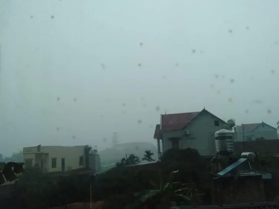 Trời tối sầm ở Bắc Giang, Bắc Ninh từ sáng sớm và mưa lớn
