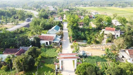 Người dân thôn An Mỹ (xã Cam Tuyền, huyện Cam Lộ) vươn lên xây dựng nông thôn mới. Ảnh: NGUYỄN HOÀNG