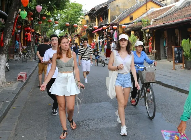 Du khách tham quan phố cổ Hội An.