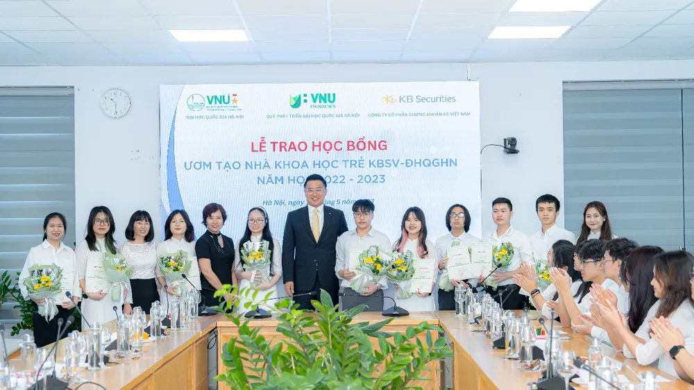 Lễ trao học bổng “Ươm tạo nhà khoa học trẻ KBSV”