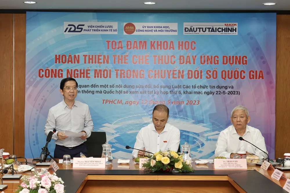 Phó Tổng biên tập Báo SGGP Nguyễn Nhật cho biết buổi tọa đàm nhằm lấy ý kiến các chuyên gia đầu ngành, các doanh nghiệp trong lĩnh vực liên quan đến việc sửa đổi bổ sung 2 luật rất quan trọng. Ảnh Hoàng Hùng