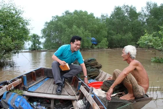 h.S Nguyễn Hữu Thiện, chuyên gia nghiên cứu độc lập về sinh thái ĐBSCL (bên trái) trong một chuyến khảo sát với nông dân miền Tây