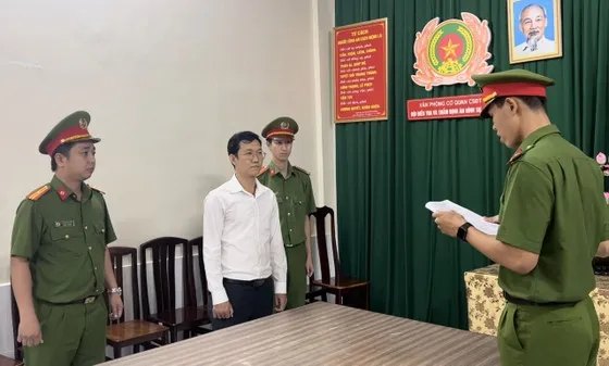 Công an thi hành các quyết định với ông Đặng Anh Quân Công an thi hành các quyết định với ông Đặng Anh Quân