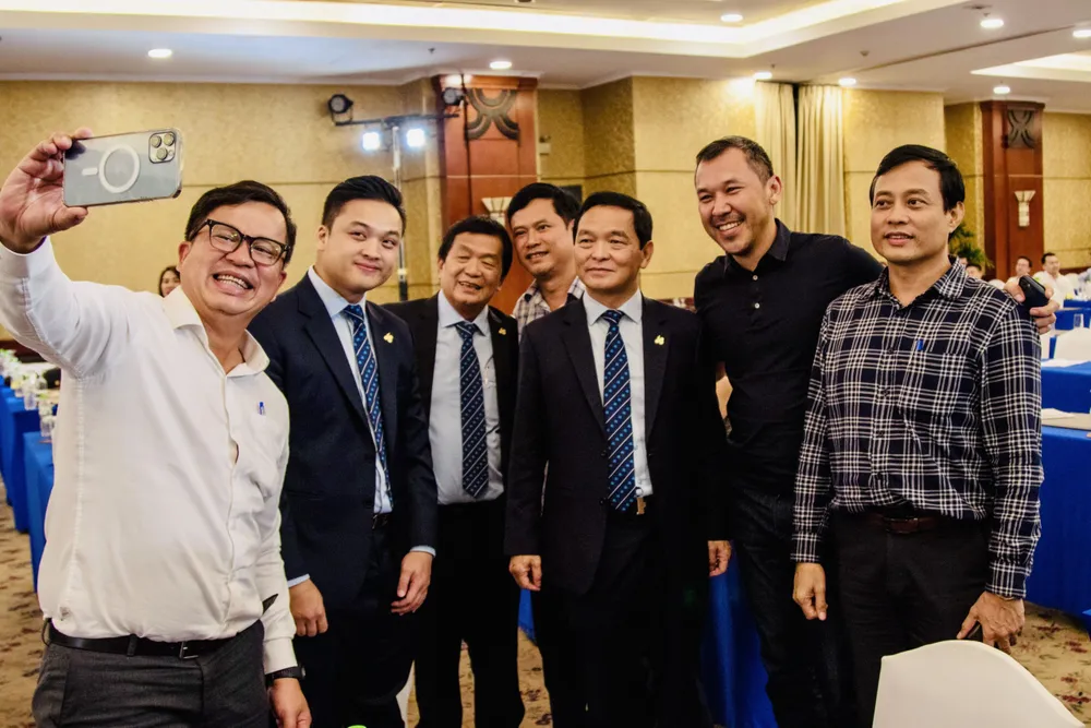 Ông Lê Viết Hải chụp ảnh lưu niệm cùng ông Bolat Duisenov (thứ 2 từ phải sang) và ông Trần Quang Tuấn (bìa phải)