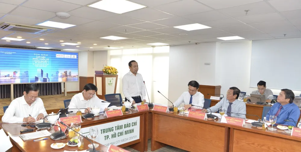 PGS-TS Vũ Hải Quân, khẳng định nguồn nhân lực có vai trò quan trọng hàng đầu đối với sự phát triển của TPHCM