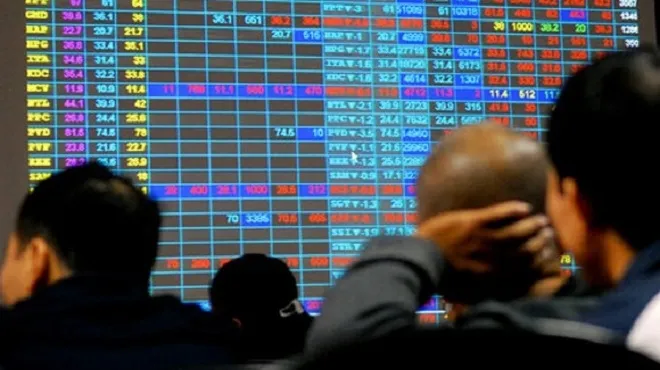 Nhà đầu tư bán tháo trong ngày đáo hạn phái sinh