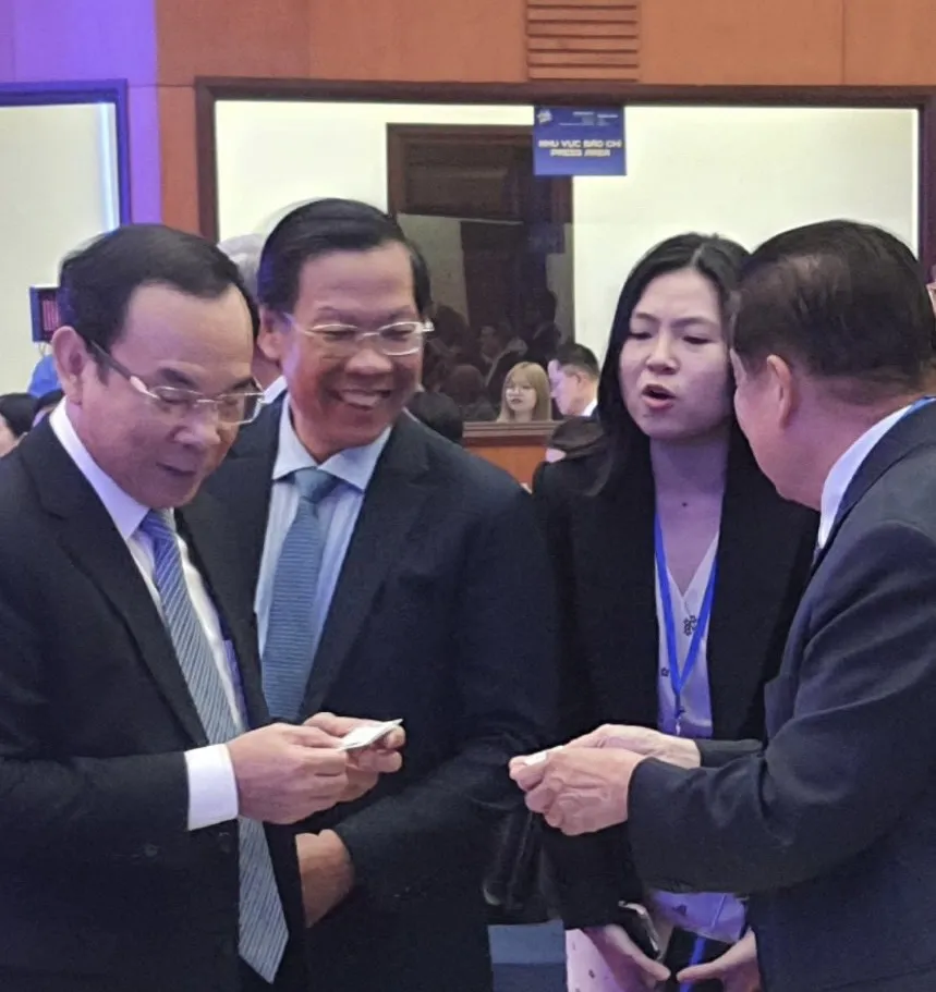 Bí thư Thành ủy Nguyễn Văn Nên và Chủ tịch UBND TPHCM Phan Văn Mãi trao đổi với các đại biểu trước giờ khai mạc. Ảnh Trà Giang