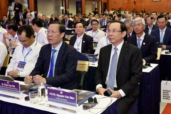 Bí thư Thành ủy TPHCM Nguyễn Văn Nên tham dự phiên khai mạc Diễn đàn Kinh tế TPHCM năm 2023. Ảnh: HOÀNG HÙNG