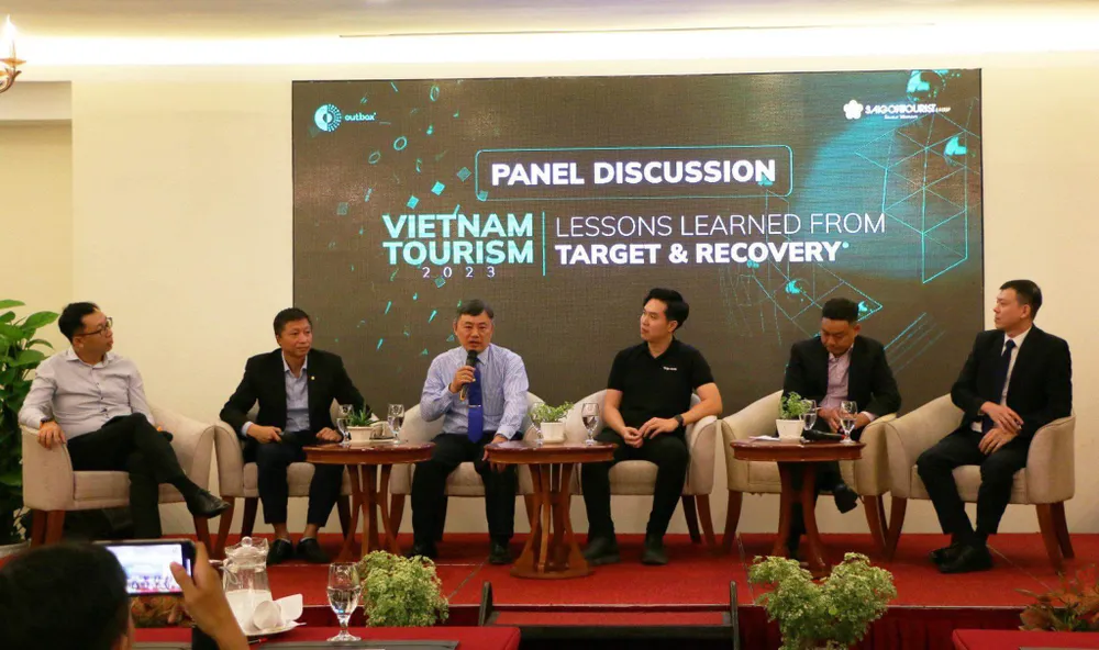 Đại diện các công ty lữ hành chia sẻ tại hội thảo