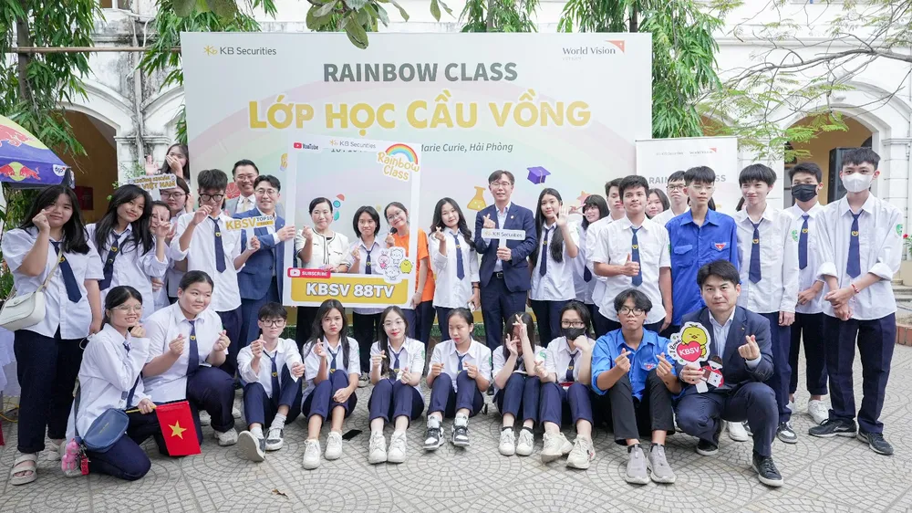 Học sinh Trường THPT Marie Curie háo hức với những trang thiết bị máy tính, phòng học và thư viện với hàng trăm đầu sách mới